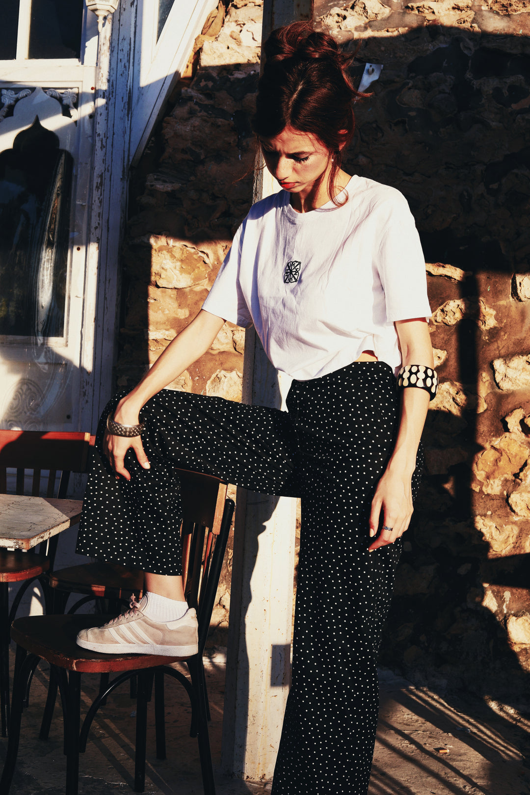 Pantalon noir a petits pois