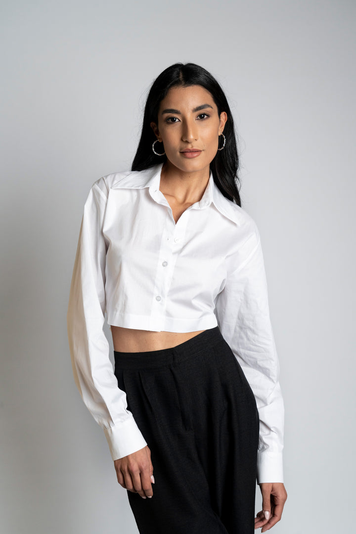 Chemise cropped blanche avec détail nœud au dos