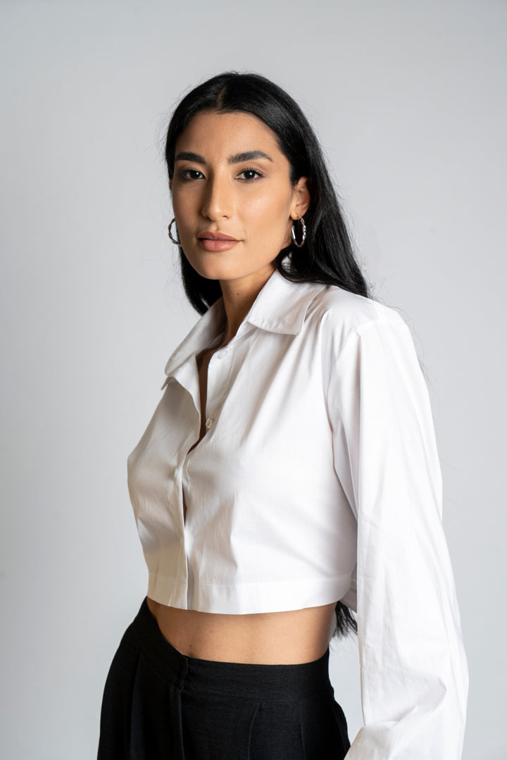 Chemise cropped blanche avec détail nœud au dos