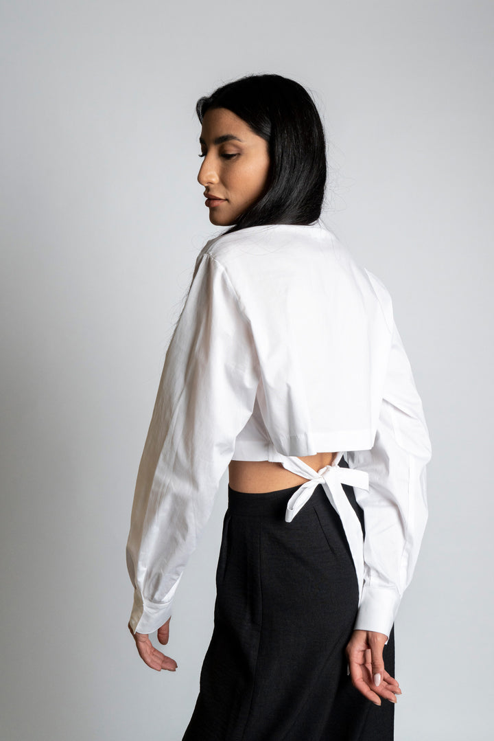 Chemise cropped blanche avec détail nœud au dos