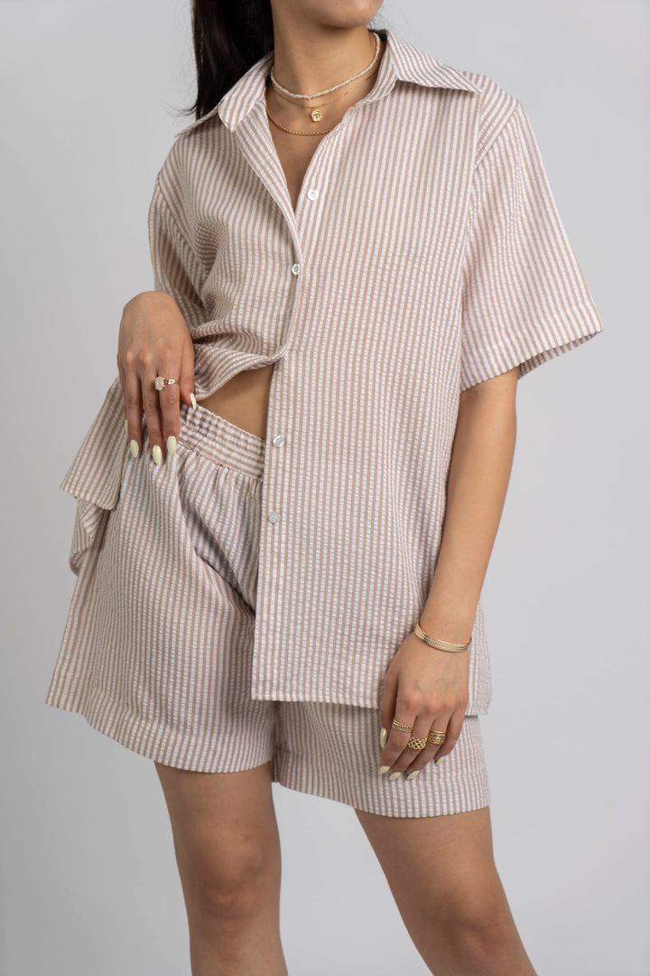 Ensemble rayé beige, chemise oversize et short