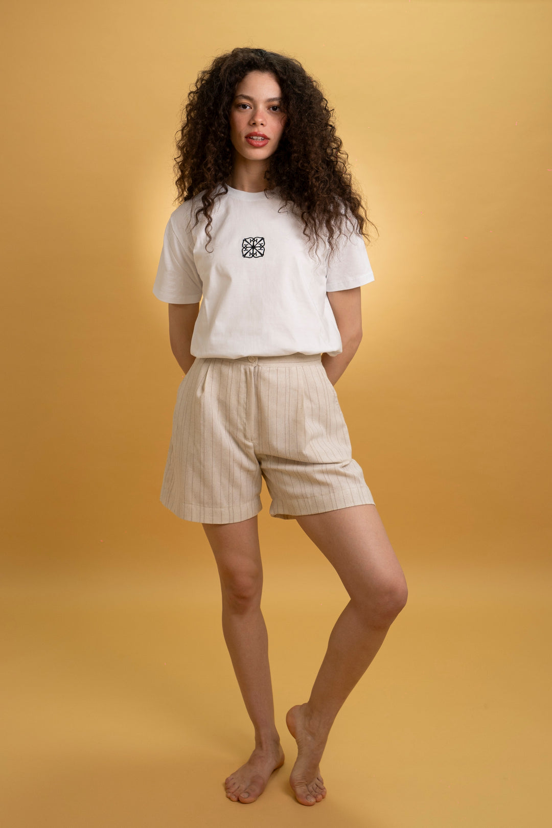 Short taille haute en lin écru à rayures