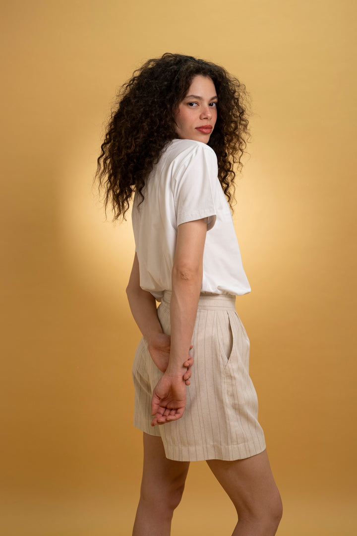 Short taille haute en lin écru à rayures