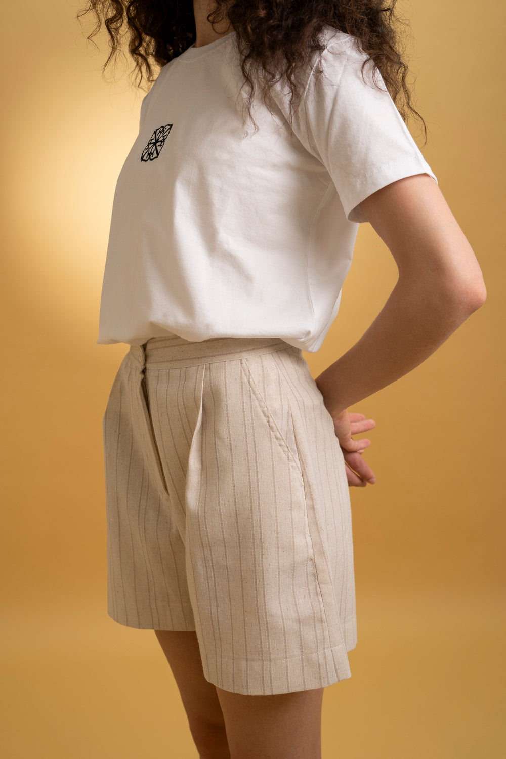 Short taille haute en lin écru à rayures
