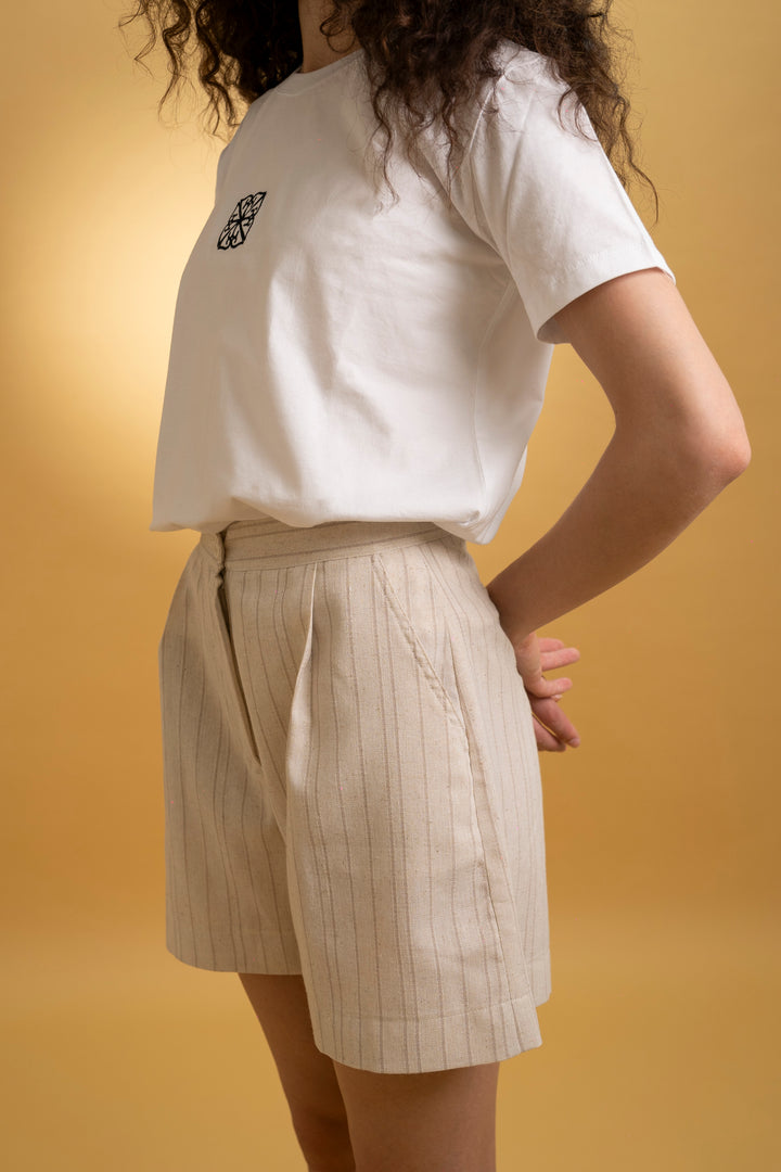 Short taille haute en lin écru à rayures