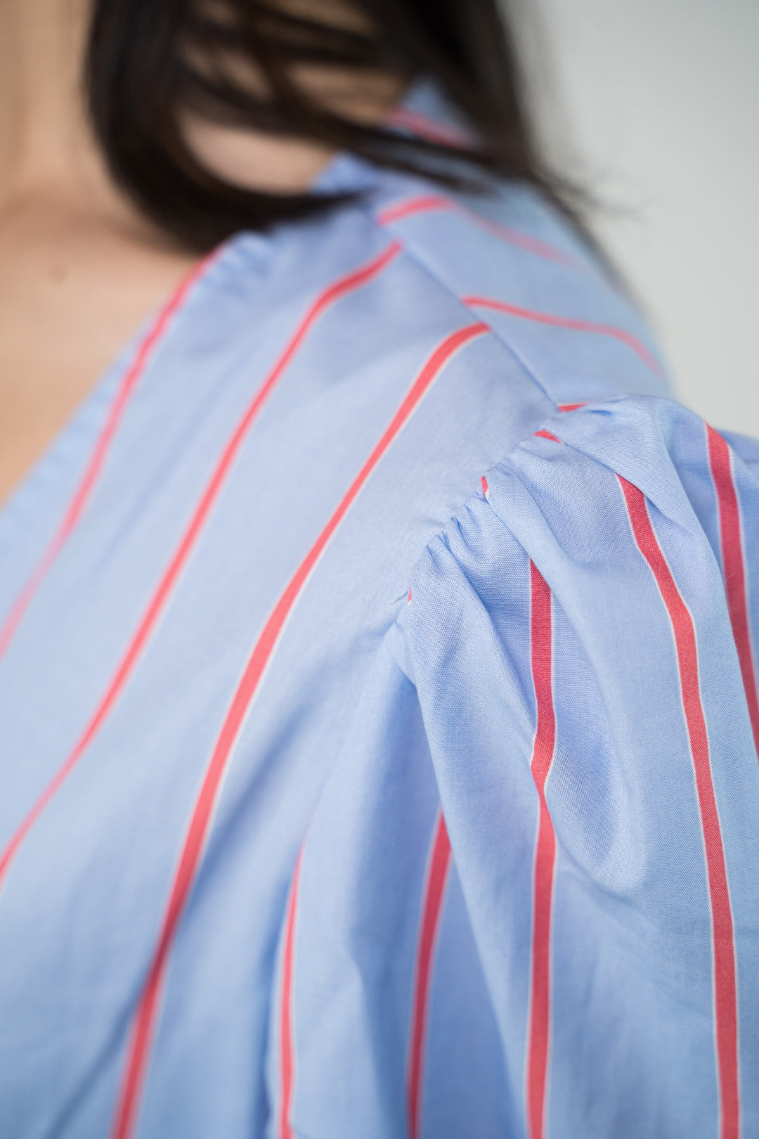 Blouse à rayures et noeud frontal