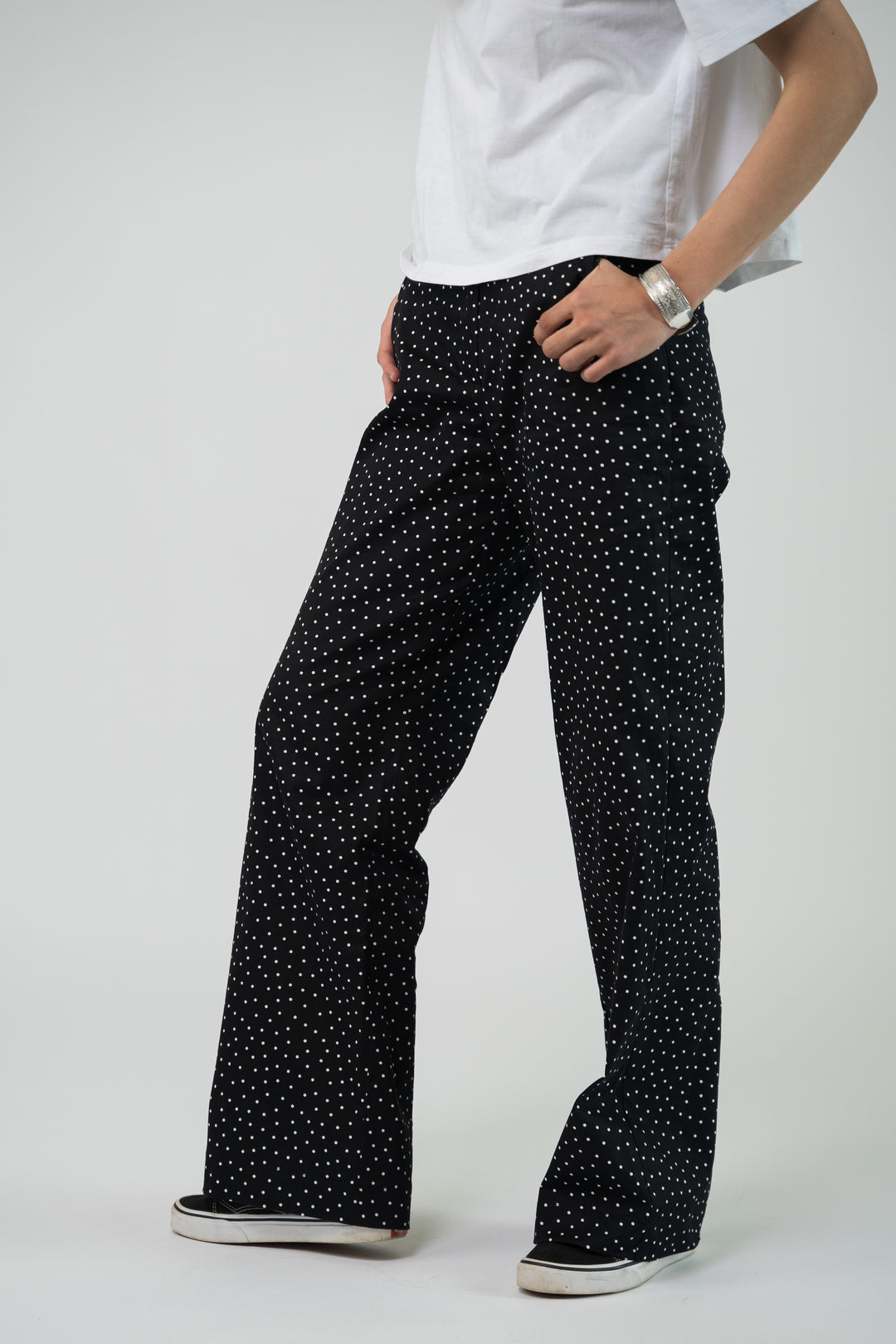 Pantalon noir a petits pois