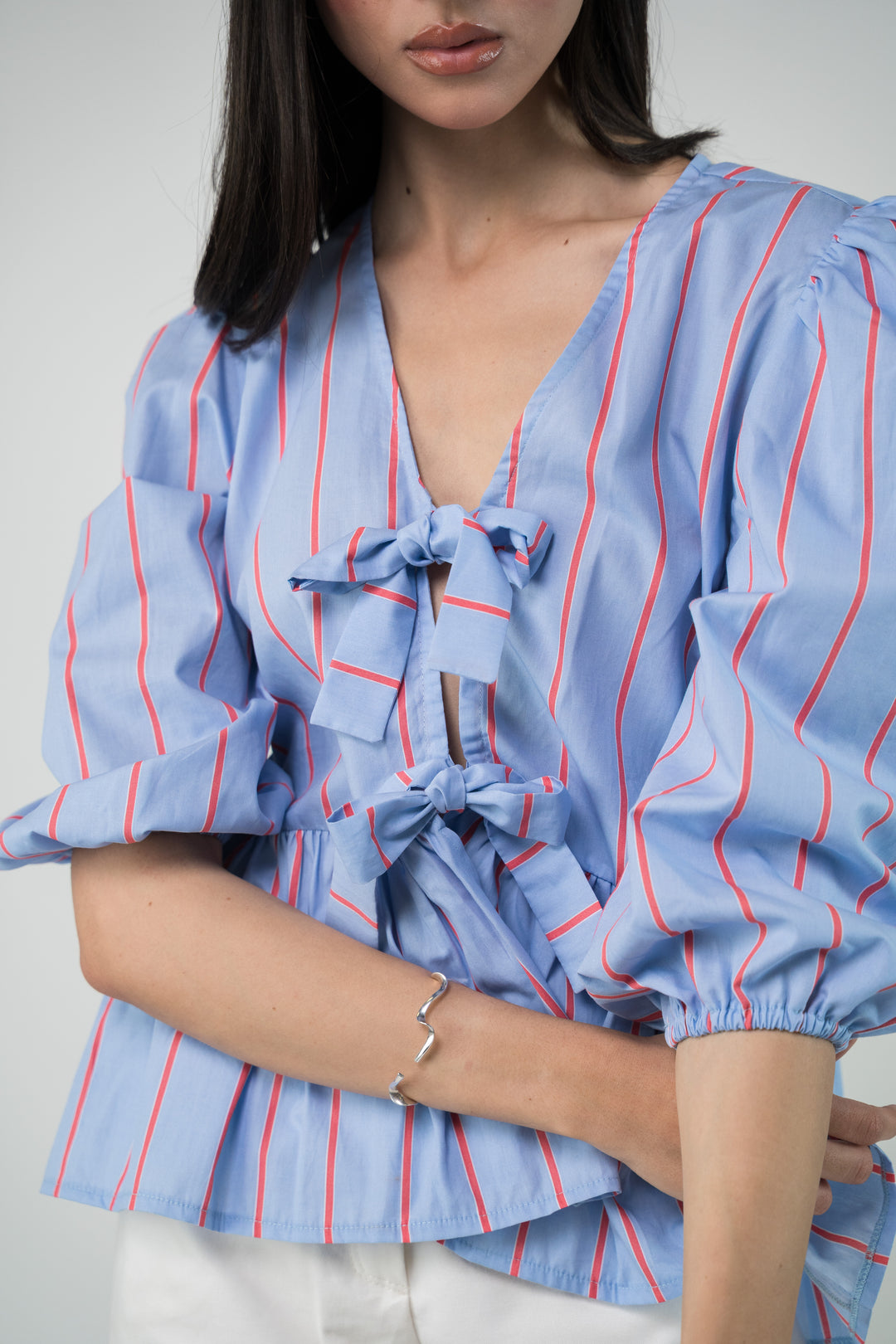 Blouse à rayures et noeud frontal