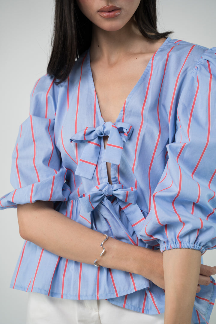 Blouse à rayures et noeud frontal